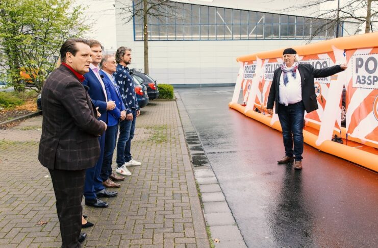 Dieter Mohn Gründer die Gafferwand : Sichtschutzwand schützt die Opfer vor Gaffern
