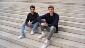 Arbeitet mit erfahrenen Leuten zusammen