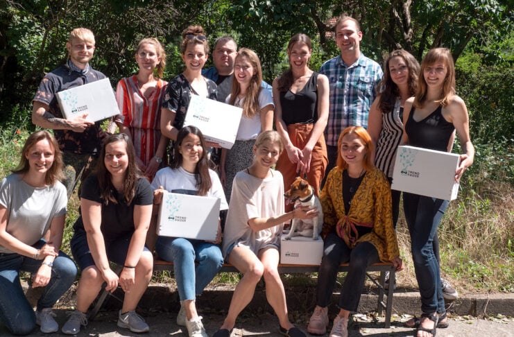 TrendRaider Boxen gefüllt mit nachhaltigen Lifestyle-Produkten aus den Bereichen Fashion, Food, Wellness und Design team bild