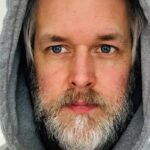 Bereiche mit wenig Expertise auslagern the hoodie