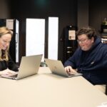 Schere nur Menschen um Dich, mit denen Du menschlich connectest heiße luft podcast marketing wissen