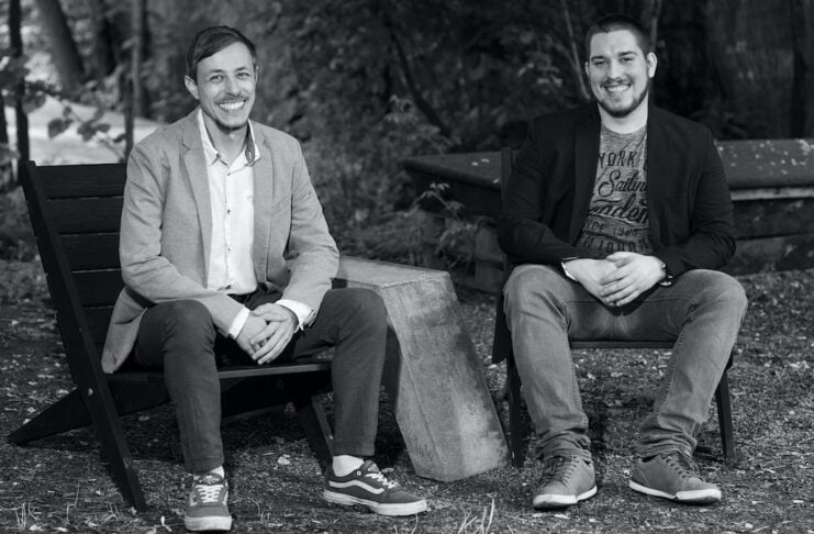 klangio musik audio die gründer schwarz weiss foto sitzend