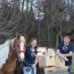 Teilt die Aufgabengebiete gut auf MeNature Putzkiste und Hufkratzer aus Holz regional, nachhaltig und fair