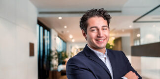 Digitalisierung Apotheke: Startup Blue im Interview blue health. Gründer TAmim al marie im office