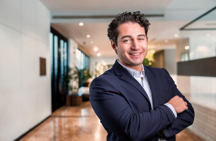 Digitalisierung Apotheke: Startup Blue im Interview blue health. Gründer TAmim al marie im office