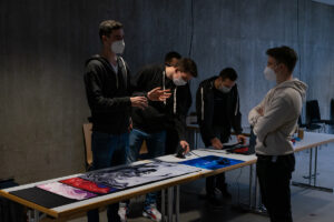 Arbeitet konsistent und kontinuierlich