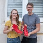 Konstruktive Kritik ist gut und gleichzeitig selten desenrasco schuhe gründer team bild mit schuhen in den händen