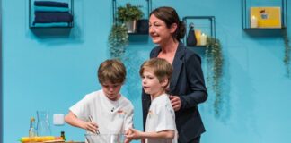 Saubergarten kindgerechte Putzmittel Höhle der Löwen die Gründerin mit zwei Kindern im Pitch