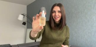 skinmeleon skincare gründerin mit flasche in der hand