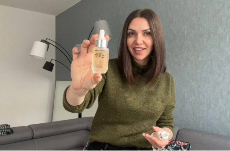 skinmeleon skincare gründerin mit flasche in der hand