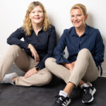 Kombiniert wirtschaftliches Denken mit gesellschaftlicher Verantwortung Hellstern medical: noac sensorgesteuertes Exoskelett für den OP die Gründerinnen auf dem boden sitzend @ hellstern medical