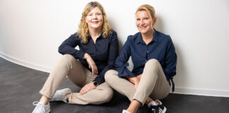 Hellstern medical: noac sensorgesteuertes Exoskelett für den OP die Gründerinnen auf dem boden sitzend @ hellstern medical