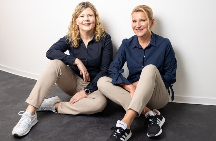 Hellstern medical: noac sensorgesteuertes Exoskelett für den OP die Gründerinnen auf dem boden sitzend @ hellstern medical
