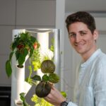 Zeit in die Recherche und Validierung stecken oasys vertikale indoor garten gründer vor einem garten