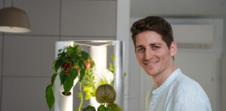 oasys vertikale indoor garten gründer vor einem garten