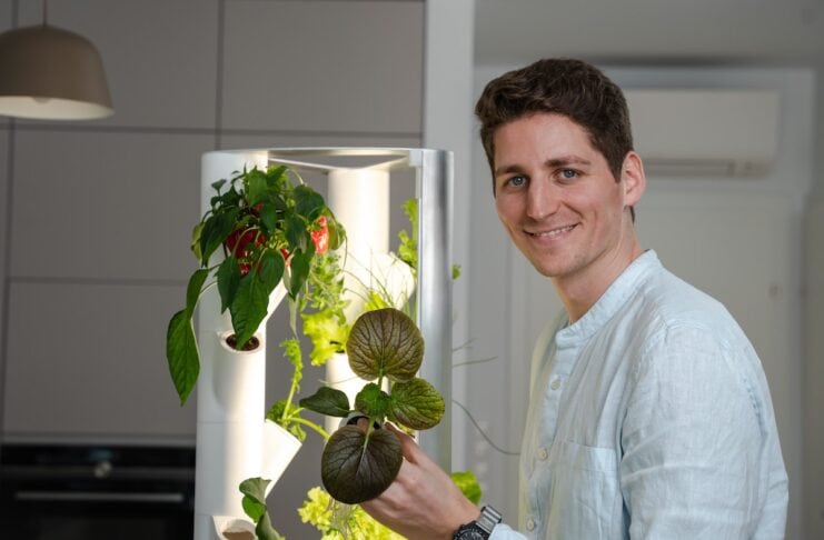 oasys vertikale indoor garten gründer vor einem garten