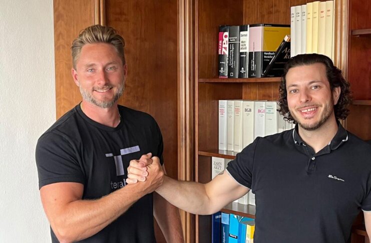 Blocktrainer Capital ist Anteilseigner von terahash Kristian Kläger (terahash.energy GmbH) und Roman Reher (Blocktrainer) besiegeln die gemeinsame Zusammenarbeit