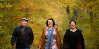 Ecoblister ist Hersteller der weltweit ersten kompostierbaren Medikamentenverpackung für Arzneimittel und Vitamine, dem sogenannten Arzneikalender teambild im wald herbst