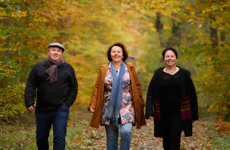 Ecoblister ist Hersteller der weltweit ersten kompostierbaren Medikamentenverpackung für Arzneimittel und Vitamine, dem sogenannten Arzneikalender teambild im wald herbst