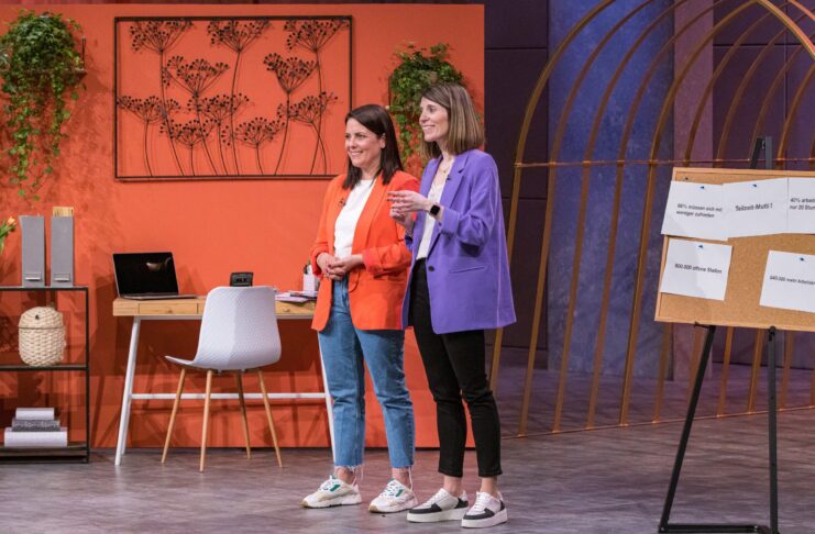 Lena Pieper (l.) und Anika Schmidt Lena Pieper (l.) und Anika Schmidt präsentieren die Job-Matching-Plattform für Working Moms „FreeMOM“. Sie erhoffen sich ein Investment von 250.000 Euro für 15 Prozent der Anteile an ihrem Unternehmen. Die Verwendung des sendungsbezogenen Materials ist nur mit dem Hinweis und Verlinkung auf RTL+ gestattet. Foto: RTL / Bernd-Michael Maurer