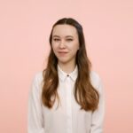 Keine Angst vor Nachahmern Skingineered Skingineered: Innovative Hautpflege Gründerin vor pastell hintergrund