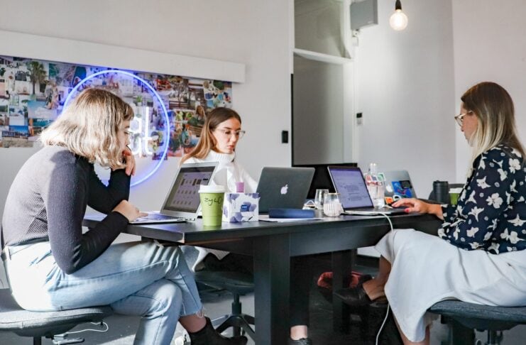 Arbeiten in einem Startup: Vorteile und Herausforderungen für junge Absolventen jobeinstieg