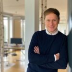 Haben Sie den Überblick über all Ihre Investitionen? Holistic Gründer Nicolaj Armbrust im Office