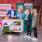 Der neue Gamechanger für die stressfreie Familienküche ratzfatz pitch dhdl V.l.: Carsten Maschmeyer, Luisa Schubert, Maraike Höhne und Sarina Morawiak V.l.: Luisa Schubert, Maraike Höhne und Sarina Morawiak präsentieren mit „ratzfatz“ gesunde Bio-Kinder-Fertiggerichte. Investor Carsten Maschmeyer schaut genau hin. Foto: RTL / Bernd-Michael Maurer