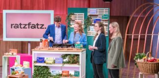 ratzfatz pitch dhdl V.l.: Carsten Maschmeyer, Luisa Schubert, Maraike Höhne und Sarina Morawiak V.l.: Luisa Schubert, Maraike Höhne und Sarina Morawiak präsentieren mit „ratzfatz“ gesunde Bio-Kinder-Fertiggerichte. Investor Carsten Maschmeyer schaut genau hin. Foto: RTL / Bernd-Michael Maurer