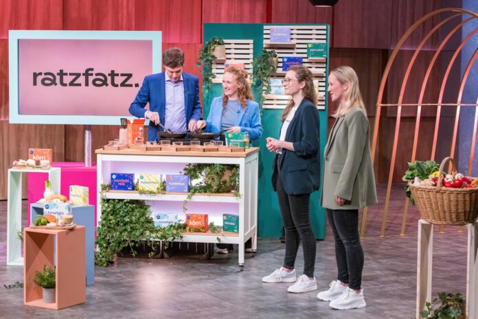 ratzfatz pitch dhdl V.l.: Carsten Maschmeyer, Luisa Schubert, Maraike Höhne und Sarina Morawiak V.l.: Luisa Schubert, Maraike Höhne und Sarina Morawiak präsentieren mit „ratzfatz“ gesunde Bio-Kinder-Fertiggerichte. Investor Carsten Maschmeyer schaut genau hin. Foto: RTL / Bernd-Michael Maurer