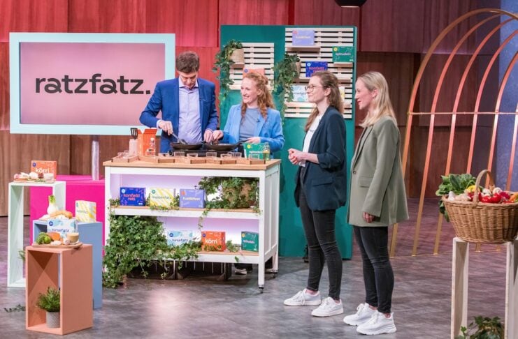 ratzfatz pitch dhdl V.l.: Carsten Maschmeyer, Luisa Schubert, Maraike Höhne und Sarina Morawiak V.l.: Luisa Schubert, Maraike Höhne und Sarina Morawiak präsentieren mit „ratzfatz“ gesunde Bio-Kinder-Fertiggerichte. Investor Carsten Maschmeyer schaut genau hin. Foto: RTL / Bernd-Michael Maurer