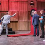 Spannende Innovationen und überraschende Wendungen 09. September 2024 Investor Ralf Dümmel unterzieht die Dartsschuhe von "Triple20" direkt dem Praxistest. Foto: RTL / Bernd-Michael Maurer
