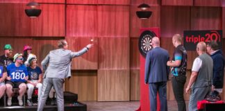 09. September 2024 Investor Ralf Dümmel unterzieht die Dartsschuhe von "Triple20" direkt dem Praxistest. Foto: RTL / Bernd-Michael Maurer
