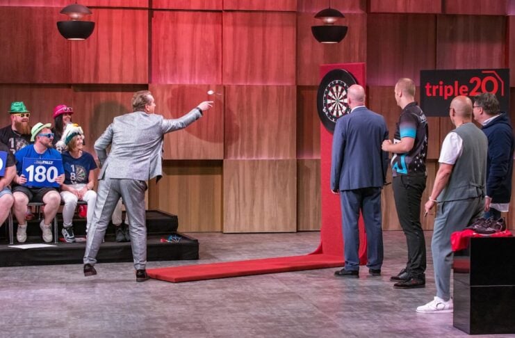 09. September 2024 Investor Ralf Dümmel unterzieht die Dartsschuhe von 