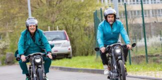 16. September Die "Löwen" Nils Glagau (r.) und Ralf Dümmel unterziehen das Elektrokleinkraftrad im Retrostil von „Metorbike“ direkt dem Praxistest. Foto: RTL / Bernd-Michael Maurer