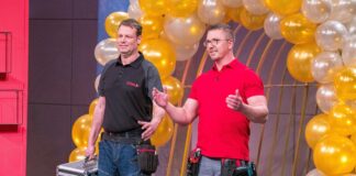Dübelix Gründer Robert Sobolewski (r.) und Markus Beck präsentieren den Dübel-Entferner „Dübelix“. Sie erhoffen sich ein Investment von 30.000 Euro für 25 Prozent der Firmenanteile. Foto: RTL / Bernd-Michael Maurer