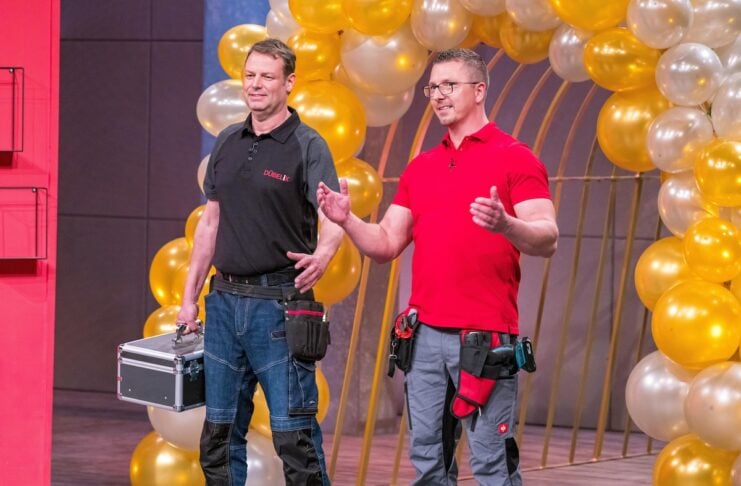 Dübelix Gründer Robert Sobolewski (r.) und Markus Beck präsentieren den Dübel-Entferner „Dübelix“. Sie erhoffen sich ein Investment von 30.000 Euro für 25 Prozent der Firmenanteile. Foto: RTL / Bernd-Michael Maurer