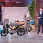 Dieses Zweirad setzt neue Maßstäbe – was steckt dahinter? Metorbike Marvin Rau (l.) und Michael Szpitalny präsentieren das Elektrokleinkraftrad im Retrostil „Metorbike“. Sie erhoffen sich ein Investment von 500.000 Euro für 17 Prozent der Firmenanteile. Foto: RTL / Bernd-Michael Maurer