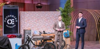Metorbike Marvin Rau (l.) und Michael Szpitalny präsentieren das Elektrokleinkraftrad im Retrostil „Metorbike“. Sie erhoffen sich ein Investment von 500.000 Euro für 17 Prozent der Firmenanteile. Foto: RTL / Bernd-Michael Maurer