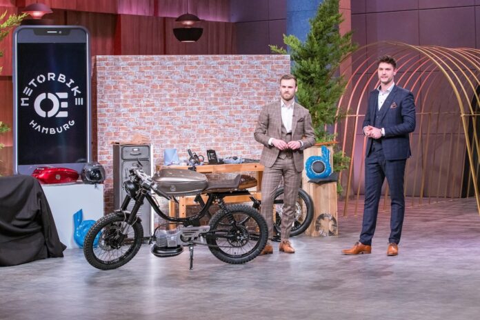 Metorbike Marvin Rau (l.) und Michael Szpitalny präsentieren das Elektrokleinkraftrad im Retrostil „Metorbike“. Sie erhoffen sich ein Investment von 500.000 Euro für 17 Prozent der Firmenanteile. Foto: RTL / Bernd-Michael Maurer