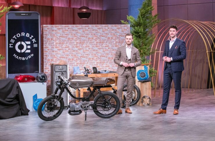 Metorbike Marvin Rau (l.) und Michael Szpitalny präsentieren das Elektrokleinkraftrad im Retrostil „Metorbike“. Sie erhoffen sich ein Investment von 500.000 Euro für 17 Prozent der Firmenanteile. Foto: RTL / Bernd-Michael Maurer