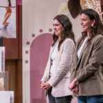 Das Tool, das dein Leben verändert! Micalé Visions Gründerinnen Alisa Parisi (l.) und Virginia Schmidt präsentieren das Vision Board „Micalé Visions“. Sie erhoffen sich ein Investment von 150.000 Euro für 20 Prozent der Firmenanteile. Foto: RTL / Bernd-Michael Maurer