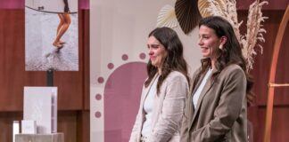 Micalé Visions Gründerinnen Alisa Parisi (l.) und Virginia Schmidt präsentieren das Vision Board „Micalé Visions“. Sie erhoffen sich ein Investment von 150.000 Euro für 20 Prozent der Firmenanteile. Foto: RTL / Bernd-Michael Maurer