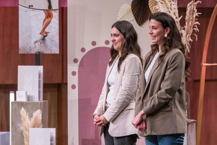 Micalé Visions Gründerinnen Alisa Parisi (l.) und Virginia Schmidt präsentieren das Vision Board „Micalé Visions“. Sie erhoffen sich ein Investment von 150.000 Euro für 20 Prozent der Firmenanteile. Foto: RTL / Bernd-Michael Maurer