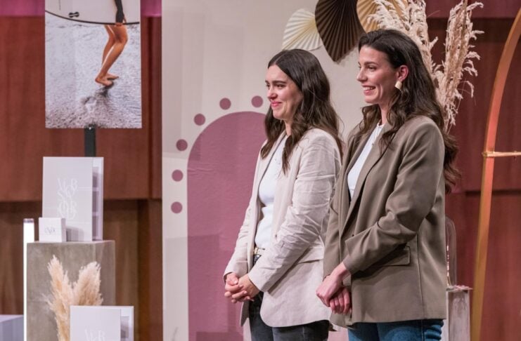 Micalé Visions Gründerinnen Alisa Parisi (l.) und Virginia Schmidt präsentieren das Vision Board „Micalé Visions“. Sie erhoffen sich ein Investment von 150.000 Euro für 20 Prozent der Firmenanteile. Foto: RTL / Bernd-Michael Maurer