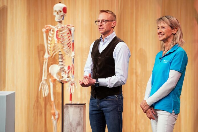 TJ-Motion Gründertam Sonja Lyer und Oliver Brehm präsentieren mit „TJ-Motion“ ein Zahnaufsatzkissen aus medizinischem Silikon zur sanften Dehnung der Kiefermuskulatur und der Kiefergelenkkapsel. Sie erhoffen sich ein Investment von 200.000 Euro für 25 Prozent der Firmenanteile. Foto: RTL / Stefan Gregorowius