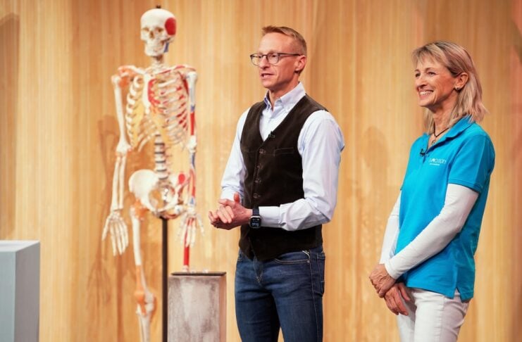 TJ-Motion Gründertam Sonja Lyer und Oliver Brehm präsentieren mit „TJ-Motion“ ein Zahnaufsatzkissen aus medizinischem Silikon zur sanften Dehnung der Kiefermuskulatur und der Kiefergelenkkapsel. Sie erhoffen sich ein Investment von 200.000 Euro für 25 Prozent der Firmenanteile. Foto: RTL / Stefan Gregorowius