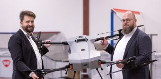 Third Element Aviation. Gründer links Marius Schröder, rechts Benjamin Wiens mit Drohne Auriol