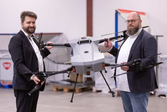 Third Element Aviation. Gründer links Marius Schröder, rechts Benjamin Wiens mit Drohne Auriol