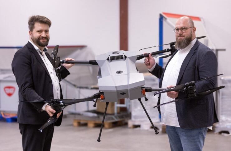 Third Element Aviation. Gründer links Marius Schröder, rechts Benjamin Wiens mit Drohne Auriol